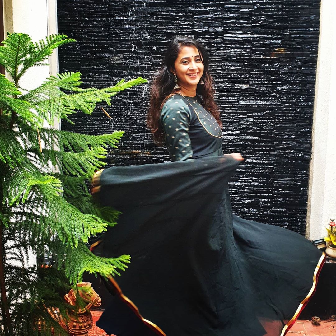 kaniha malayalam actress photoshoot in Black dress