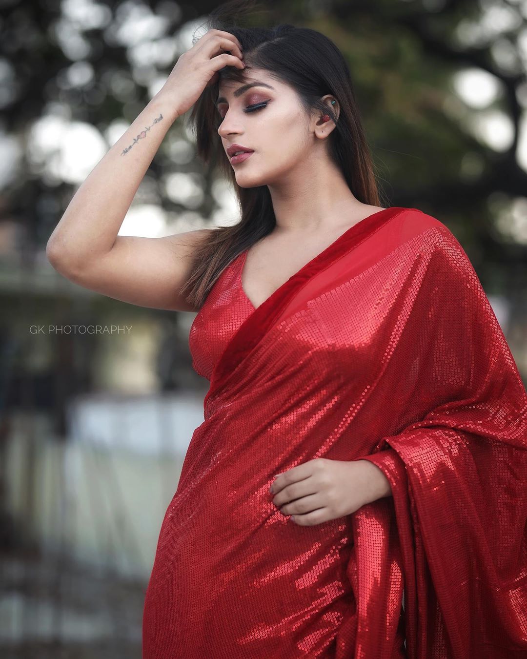 Telugu actress Yashika Aannand hot and sexy look in red saree