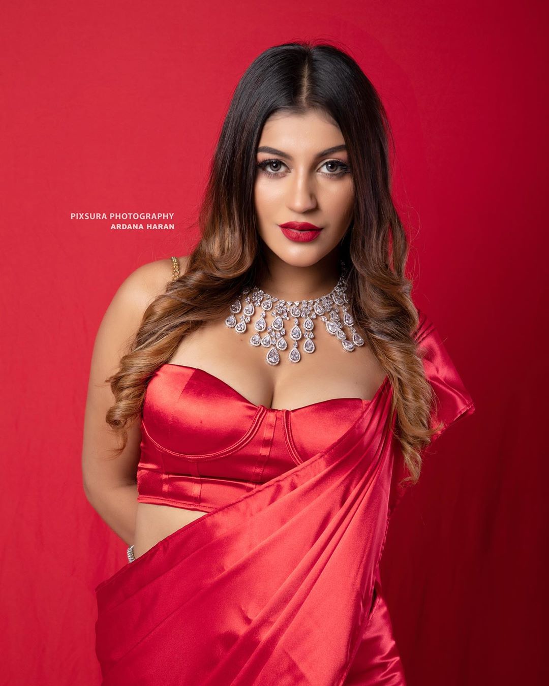 Tollywood sexy actress yashika aannand hot and sexy saree photos