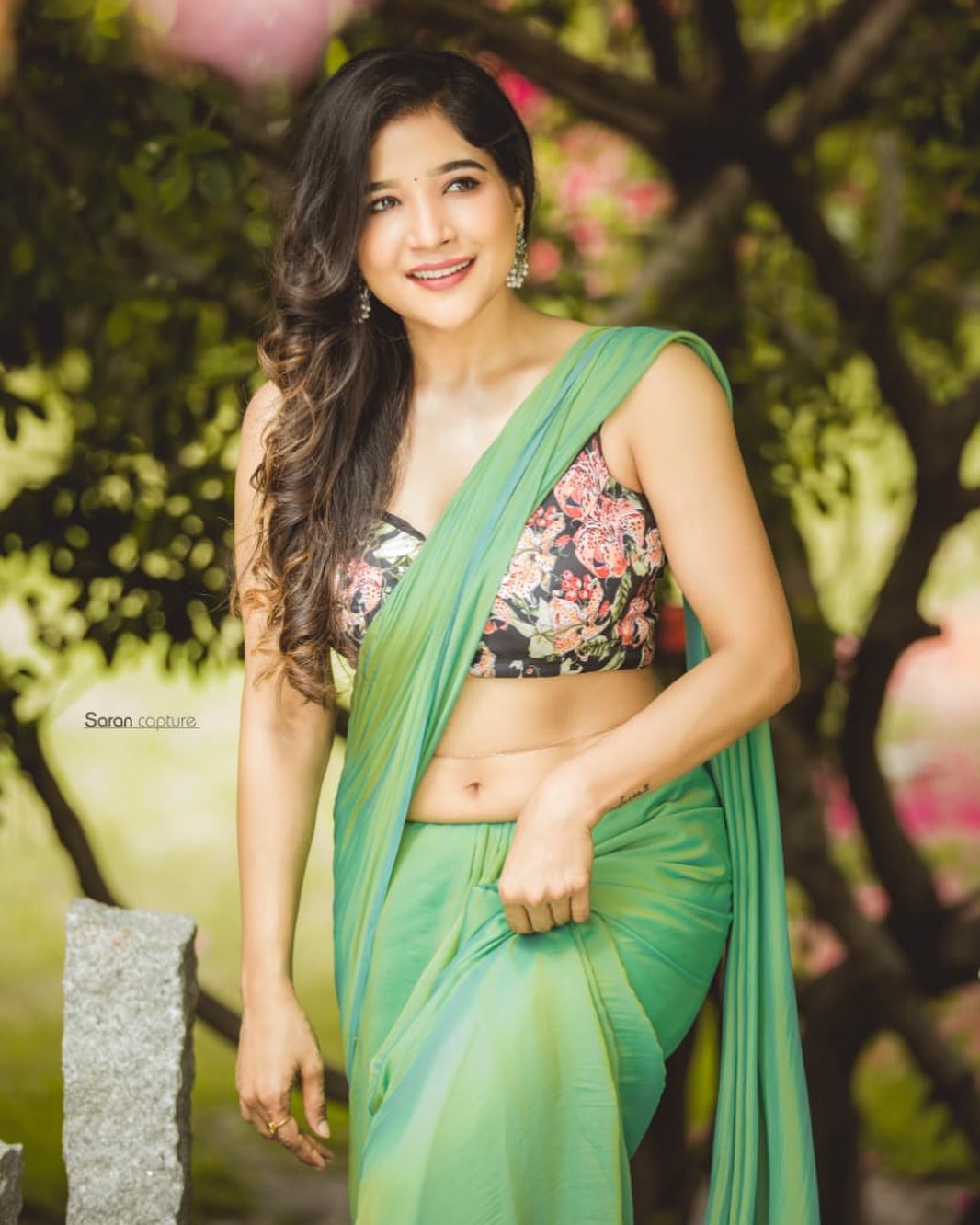 South indian actress Sakshi agarwal exposing hot in green saree