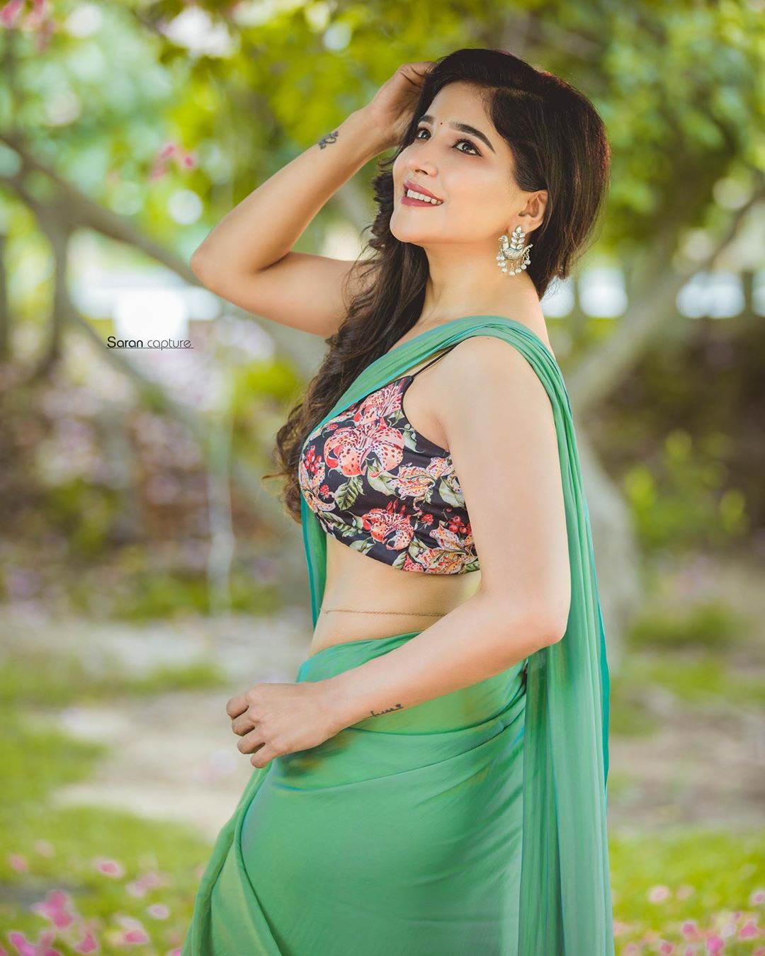 South indian actress Sakshi agarwal exposing hot in green saree
