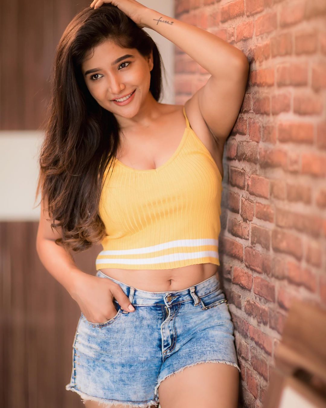 south indian actress sakshi Agarwal hot cleavage exposing photoshoot