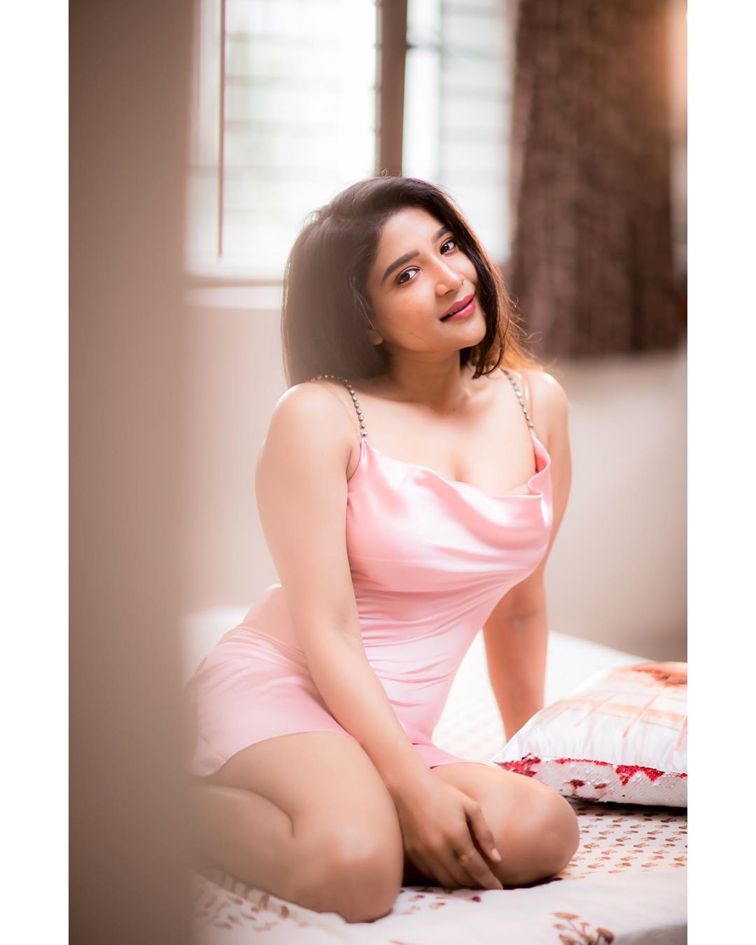 Sakshi agarwal exposing hot in bedroom