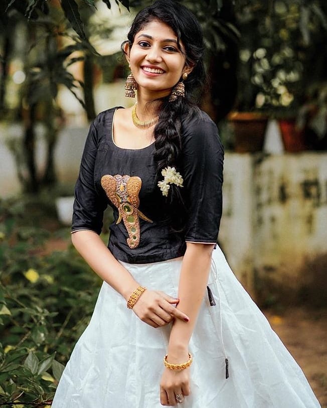 malayalam happy wedding actress drishya raghunath latest photo gallery