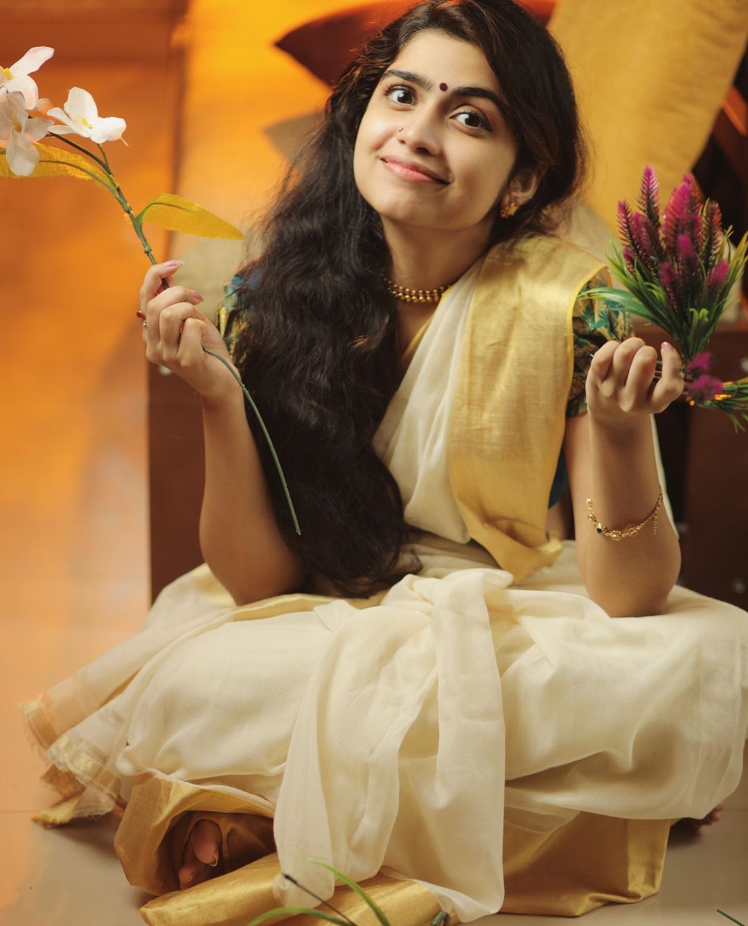 Malayalam actress Manasa radhakrishnan Onam festival celebration in saree photo gallery