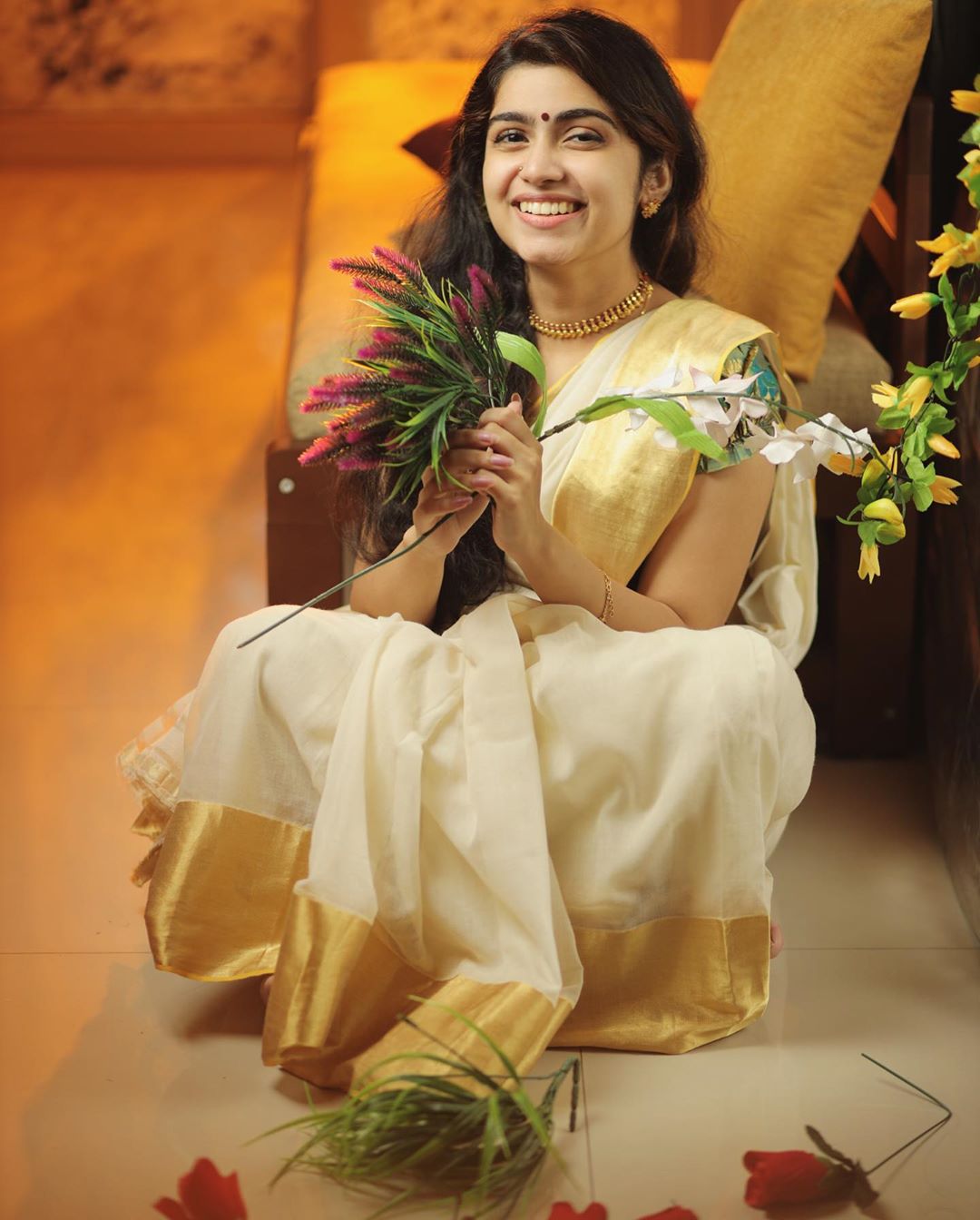 Malayalam actress Manasa radhakrishnan Onam festival celebration in saree photo gallery