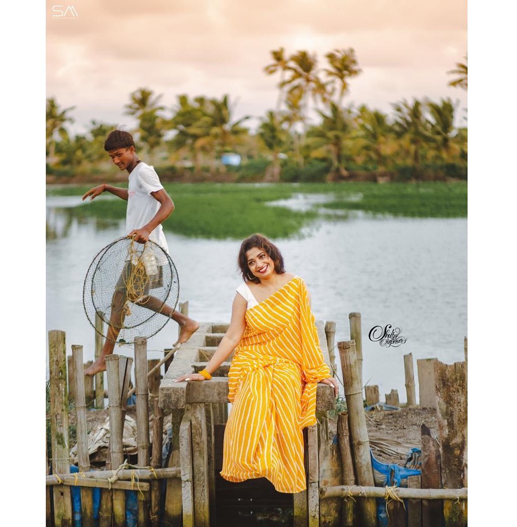 South indian sexy actress hot and sexy look in yellow saree