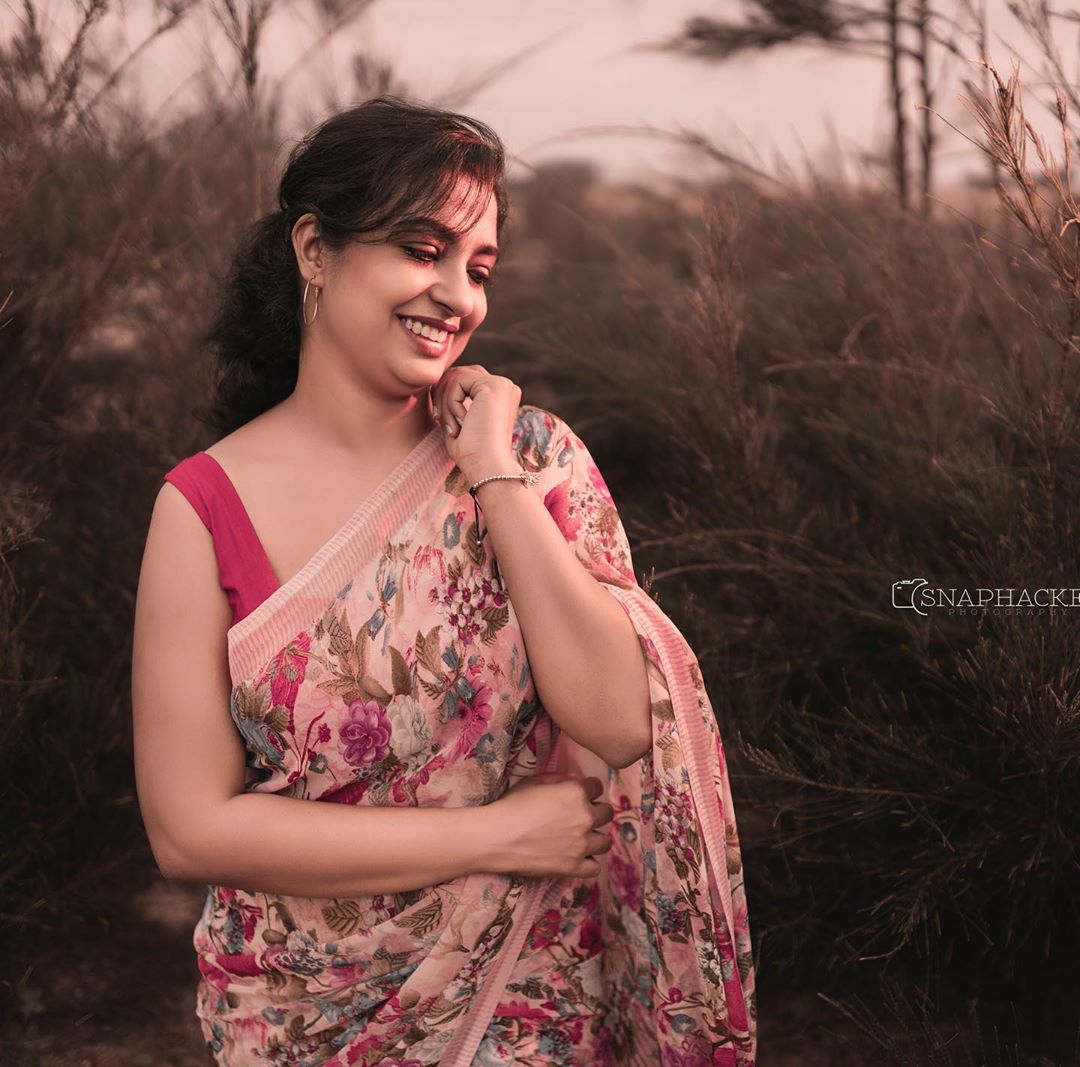 Nima Chandran saree looking very hot and sexy photos
