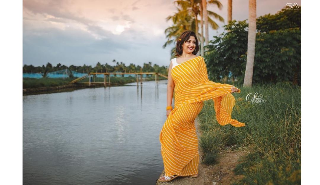 South indian sexy actress hot and sexy look in yellow saree
