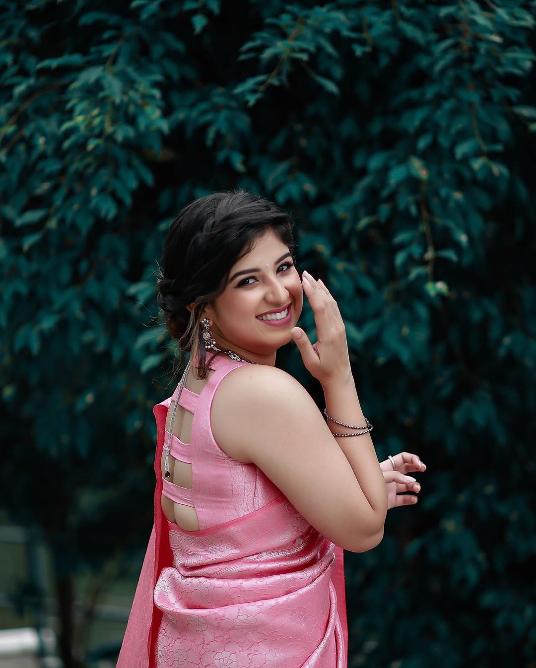 South indian model aparna Thomas hot and sexy saree photogallery