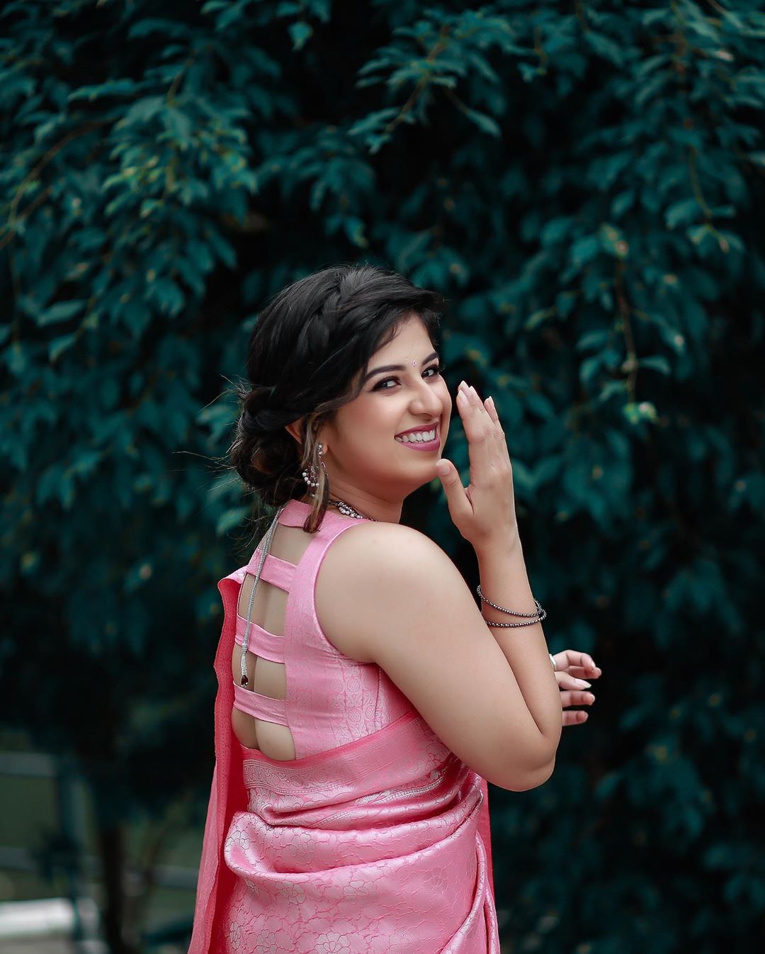 South indian model aparna Thomas hot and sexy saree photogallery