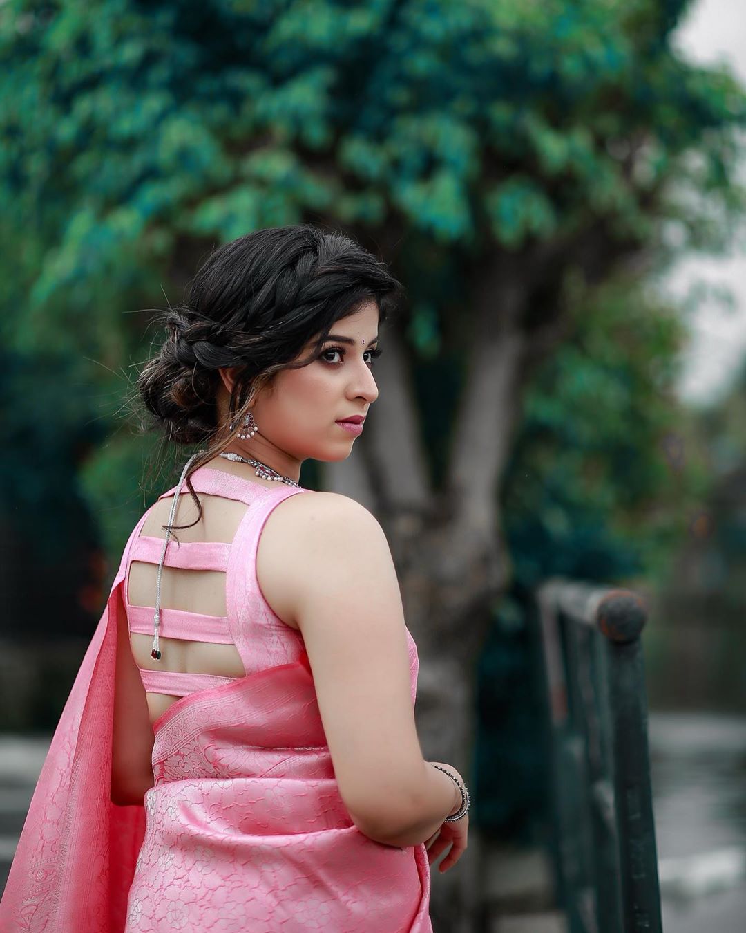 South indian model aparna Thomas hot and sexy saree photogallery