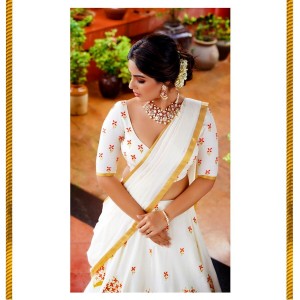 South Indian actress samyuktha menon exposing hot in saree