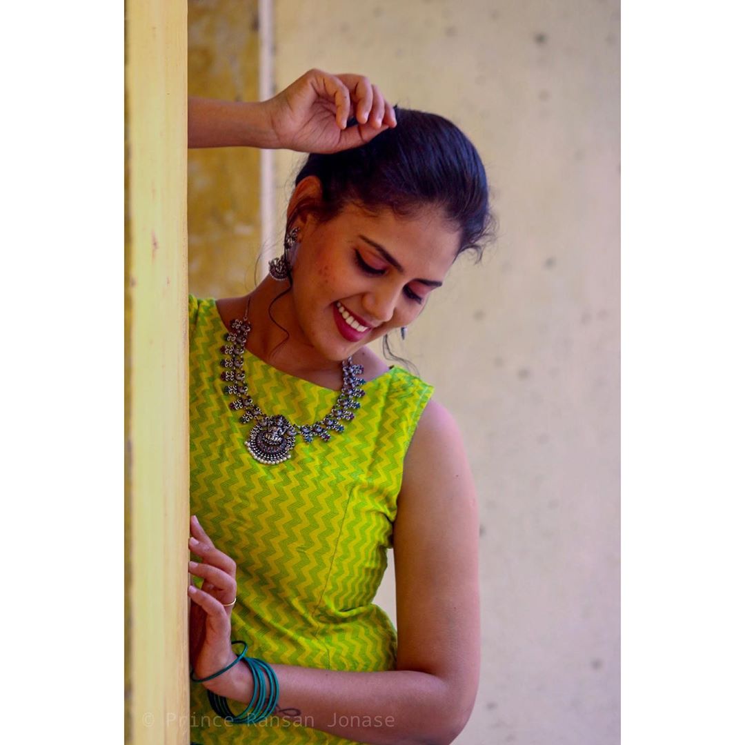 Tamil News anchor Panimalar Panneerselvam hot and sexy photos