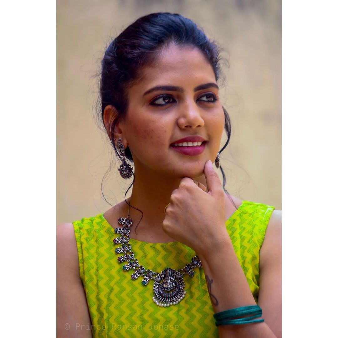 Tamil News anchor Panimalar Panneerselvam hot and sexy photos