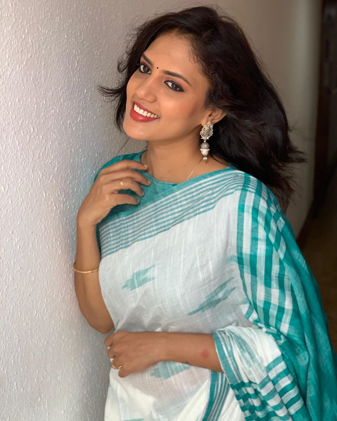 Tamil television anchor Panimalar Panneerselvam looking glorious in saree photos