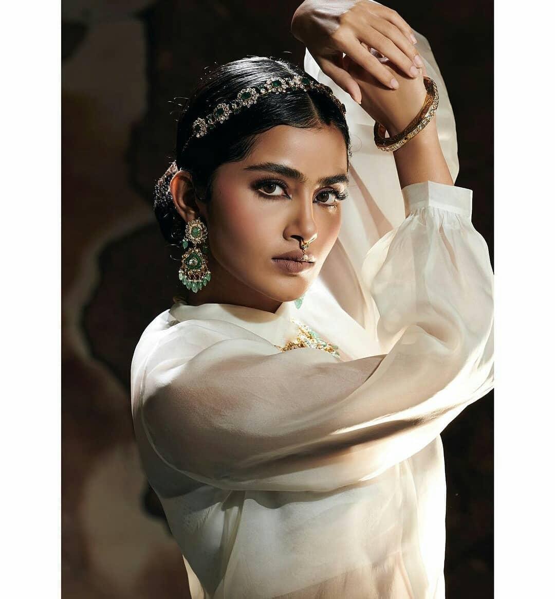 South indian actress hot photos | Anupama Parameswaran sexy exposing hot photos