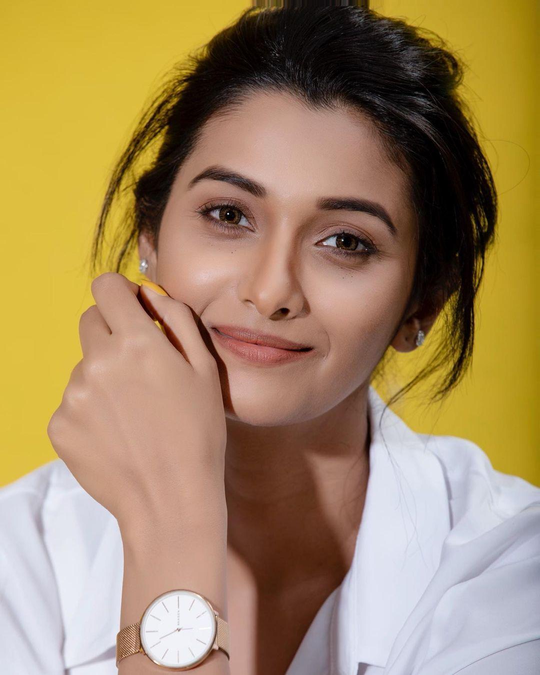 Telugu actress Priya Bhavani Shankar hot photos