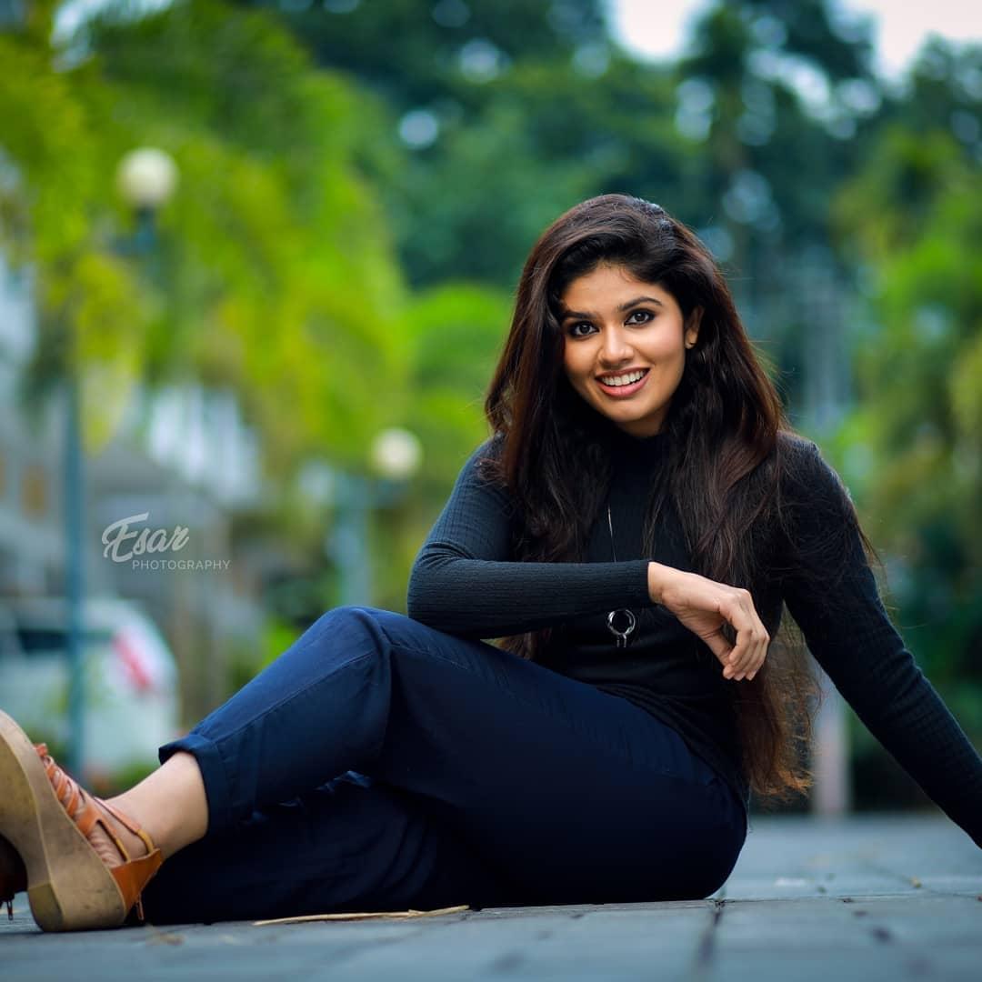 Malayalam actress and model photos | Neeraja S Das looking very attractive hot photos