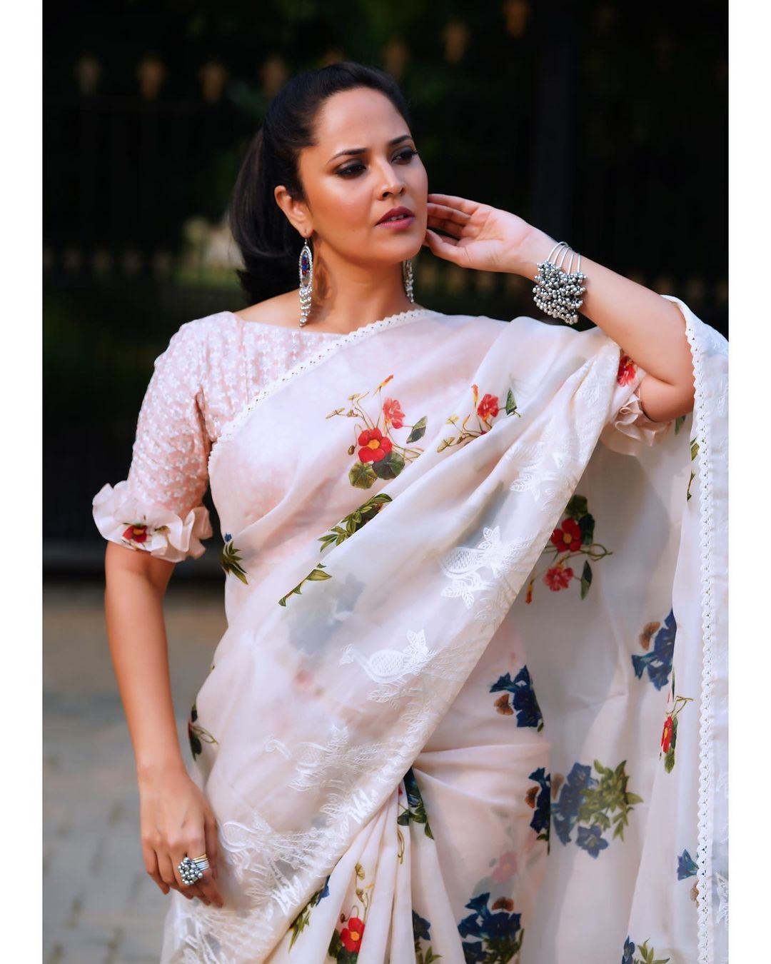 Anasuya Bharadwaj looking very glamorous photos in saree