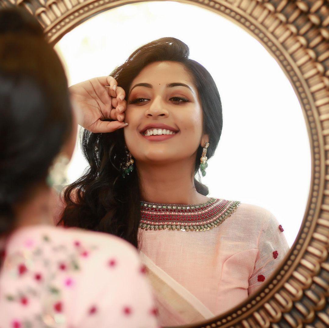 Saree hot photos gallery | Navya Nair looking very glamorous and sexy photoshoot