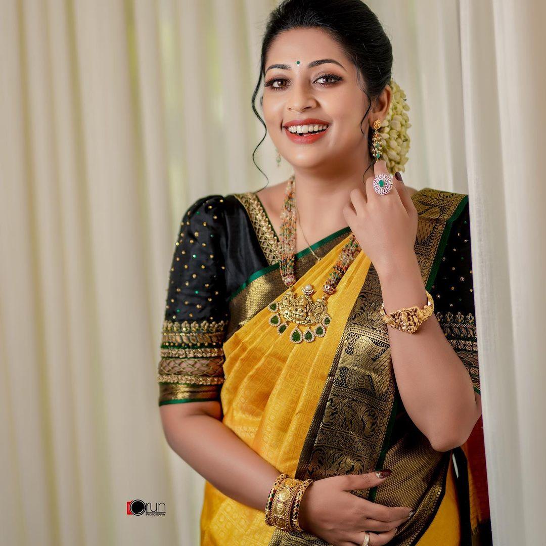 Saree hot photos gallery | Navya Nair sexy hot stills