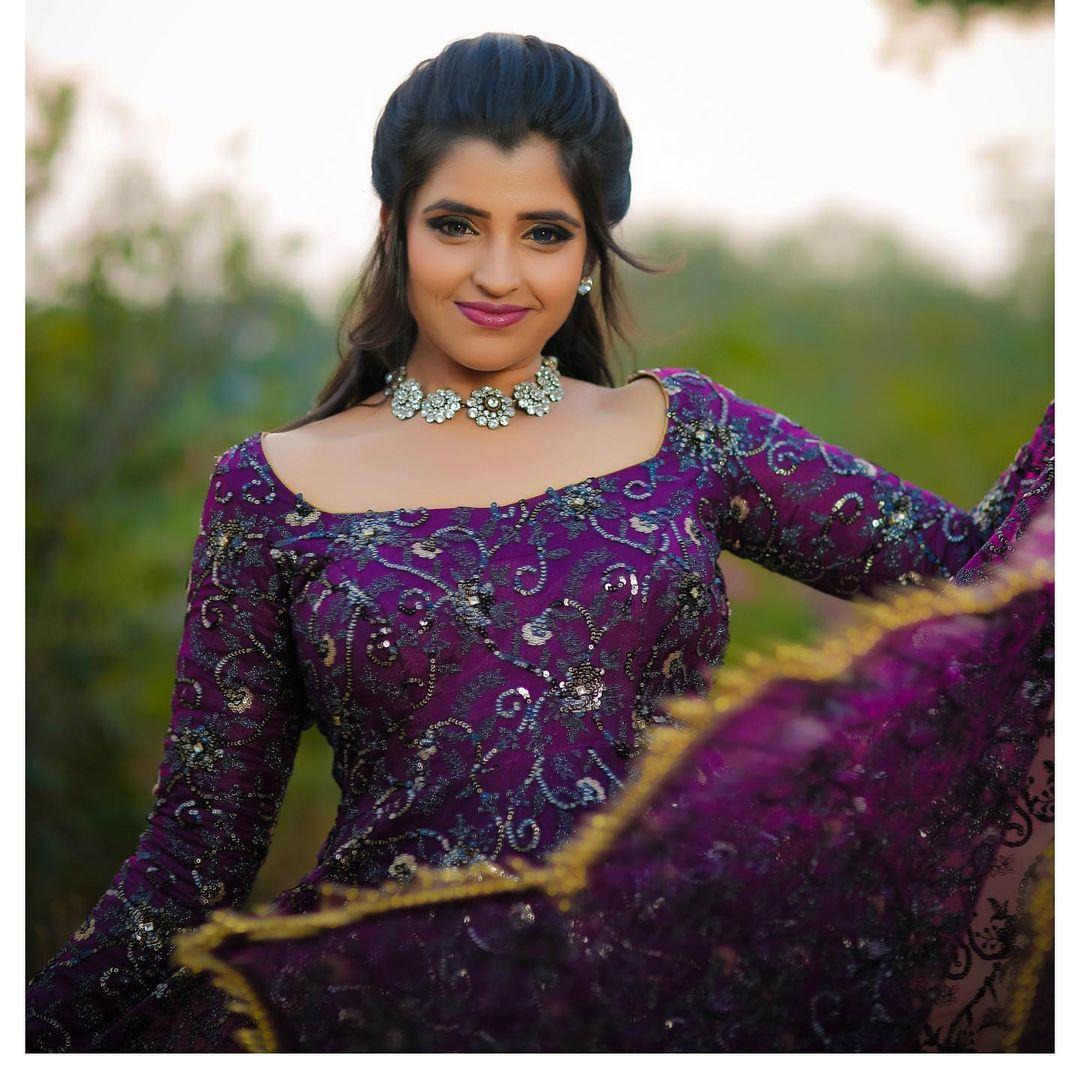 Telugu anchor hot photos | Syamala new hot and spicy stills