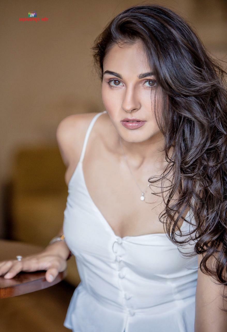 Andrea jeremiah exposing cleavage photos gallery