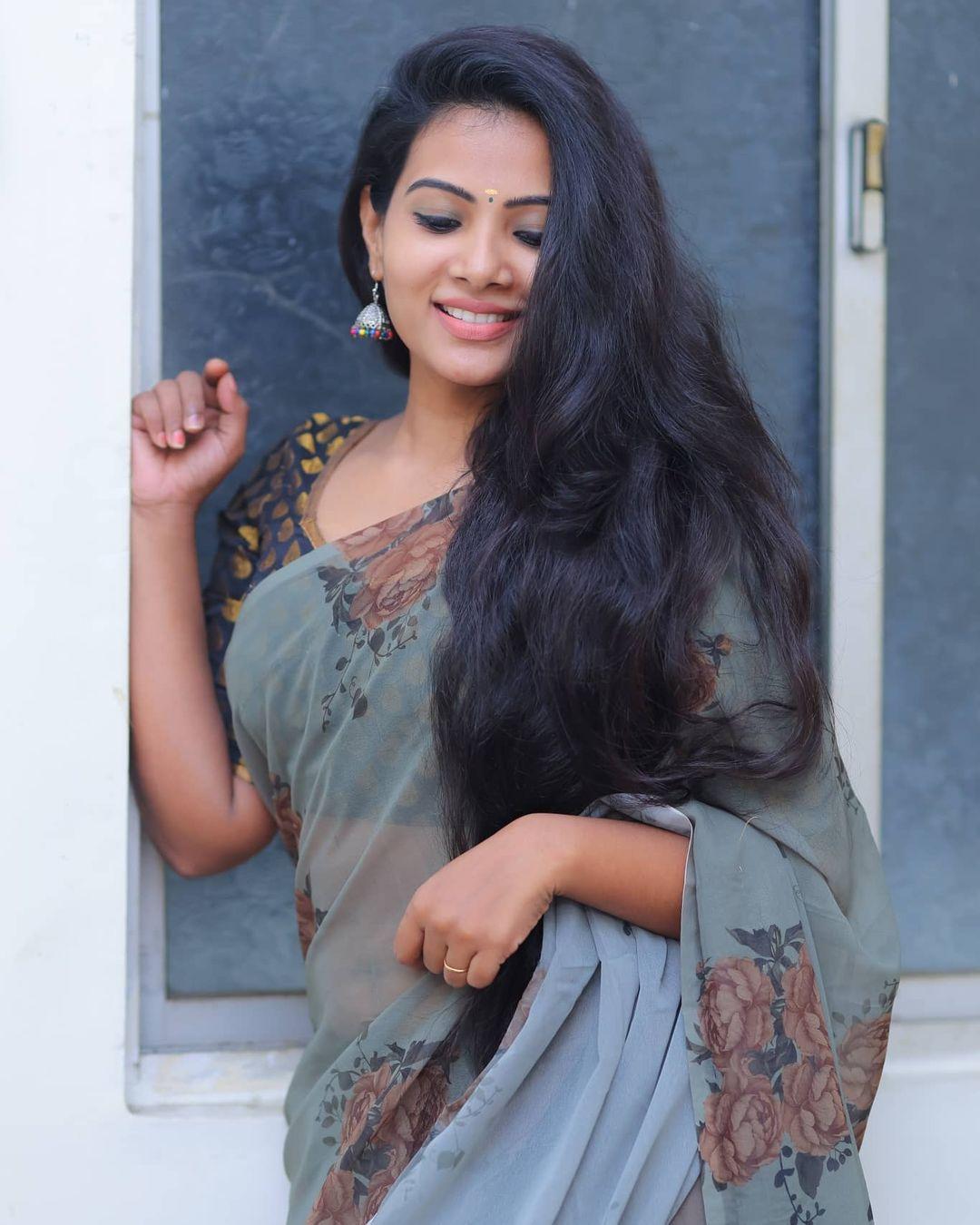 Tamil actress saree hot photos | Dhivya Dhuraisamy hot photos
