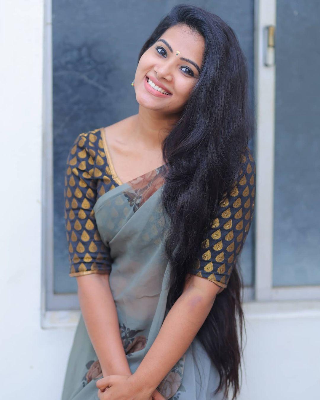 Tamil actress saree hot photos | Dhivya Dhuraisamy looking very glamorous photos