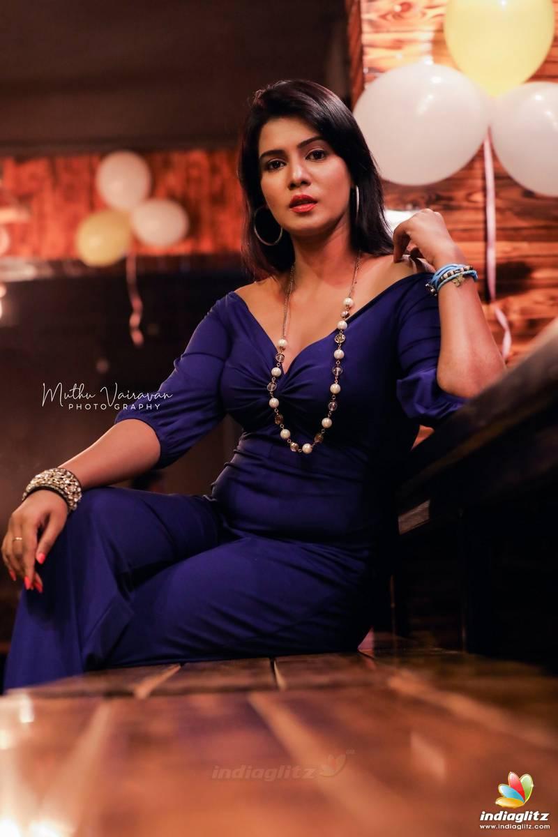 Kollywood actress hot photos | Meera Mitun latest hot and spicy stills