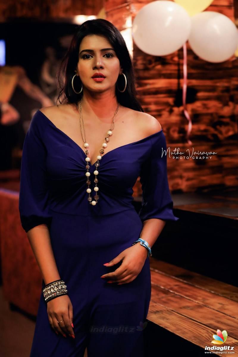 Kollywood actress hot photos | Meera Mitun looking very beautiful and spicy photos