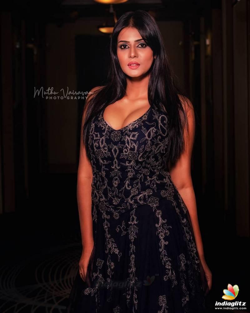 Meera Mitun beautiful and spicy photos gallery