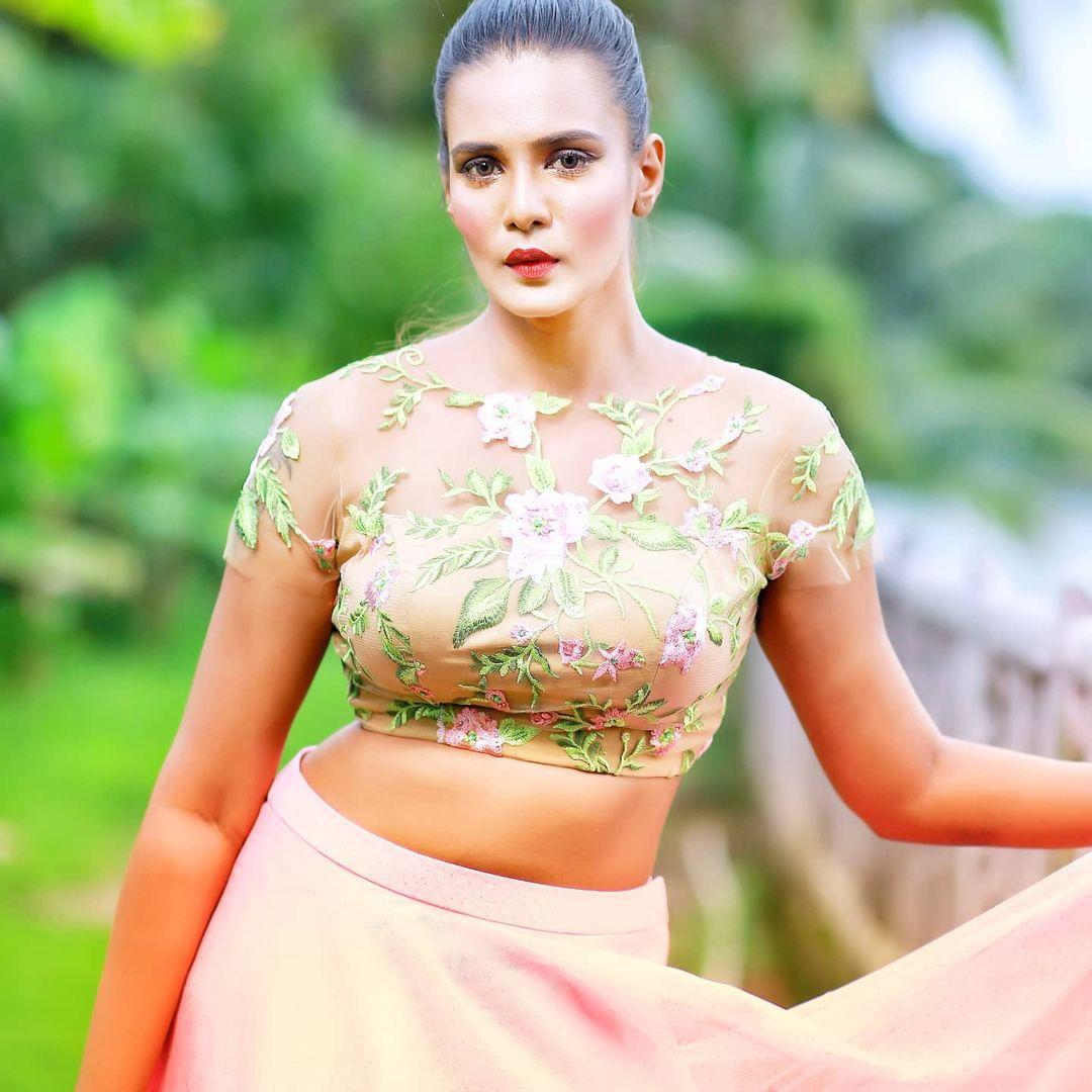 Tamil actress Meera Mitun hot and sexy photoshoot