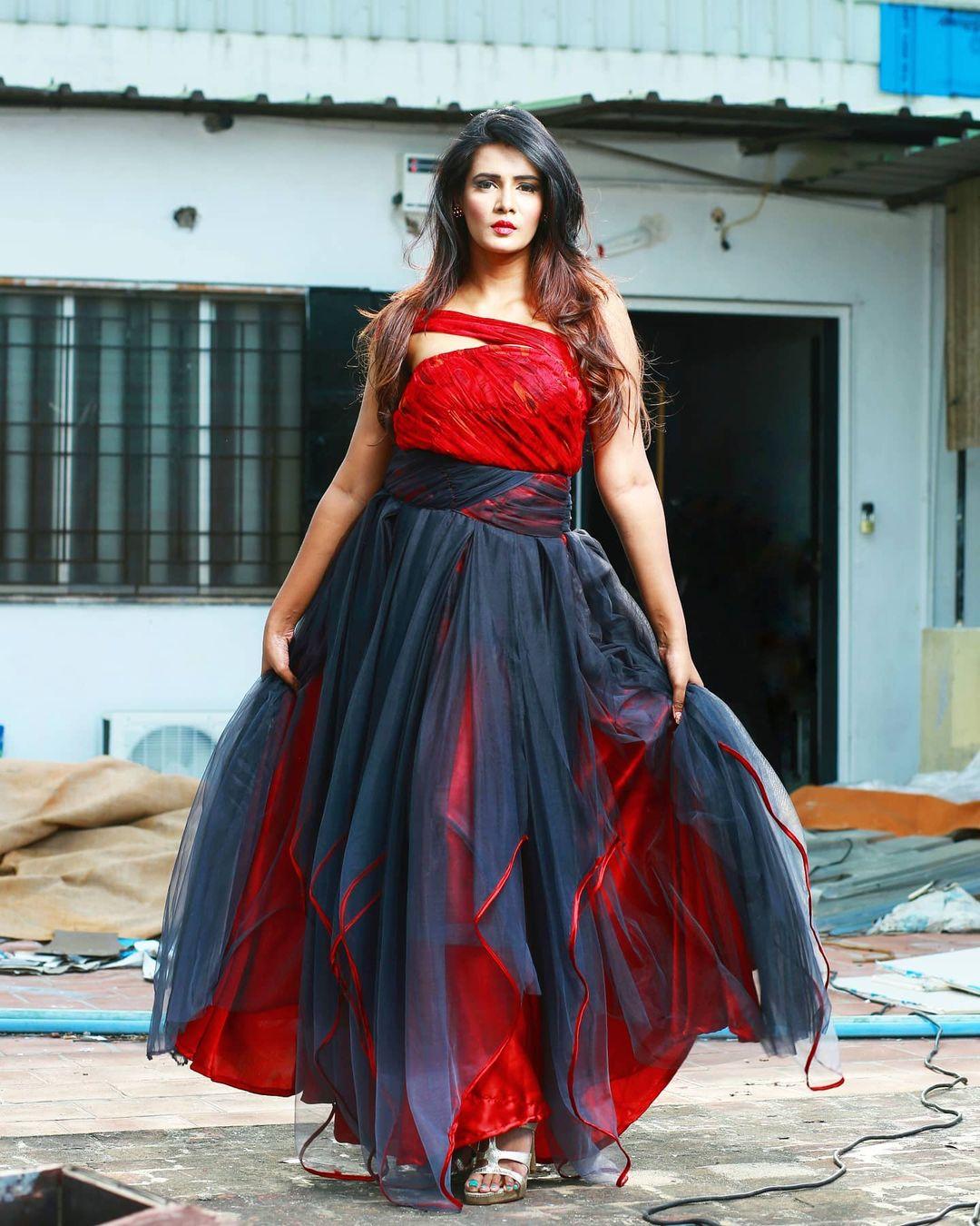 Tamil actress Meera Mitun looking very attractive hot photos
