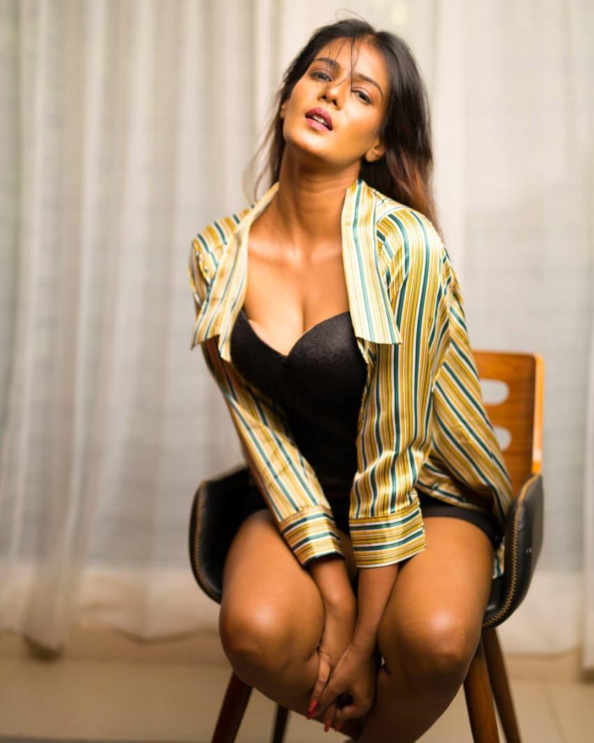 Tamil actress Meera Mitun looking very glamorous photos