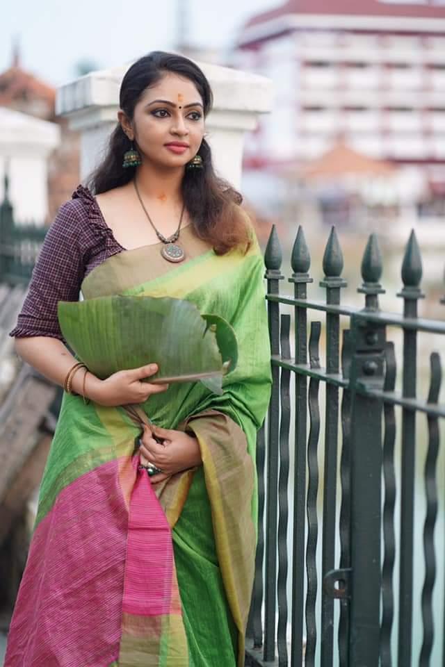 Saree hot photos gallery | Tamil actress Arundhathi Nair in saree hot photos