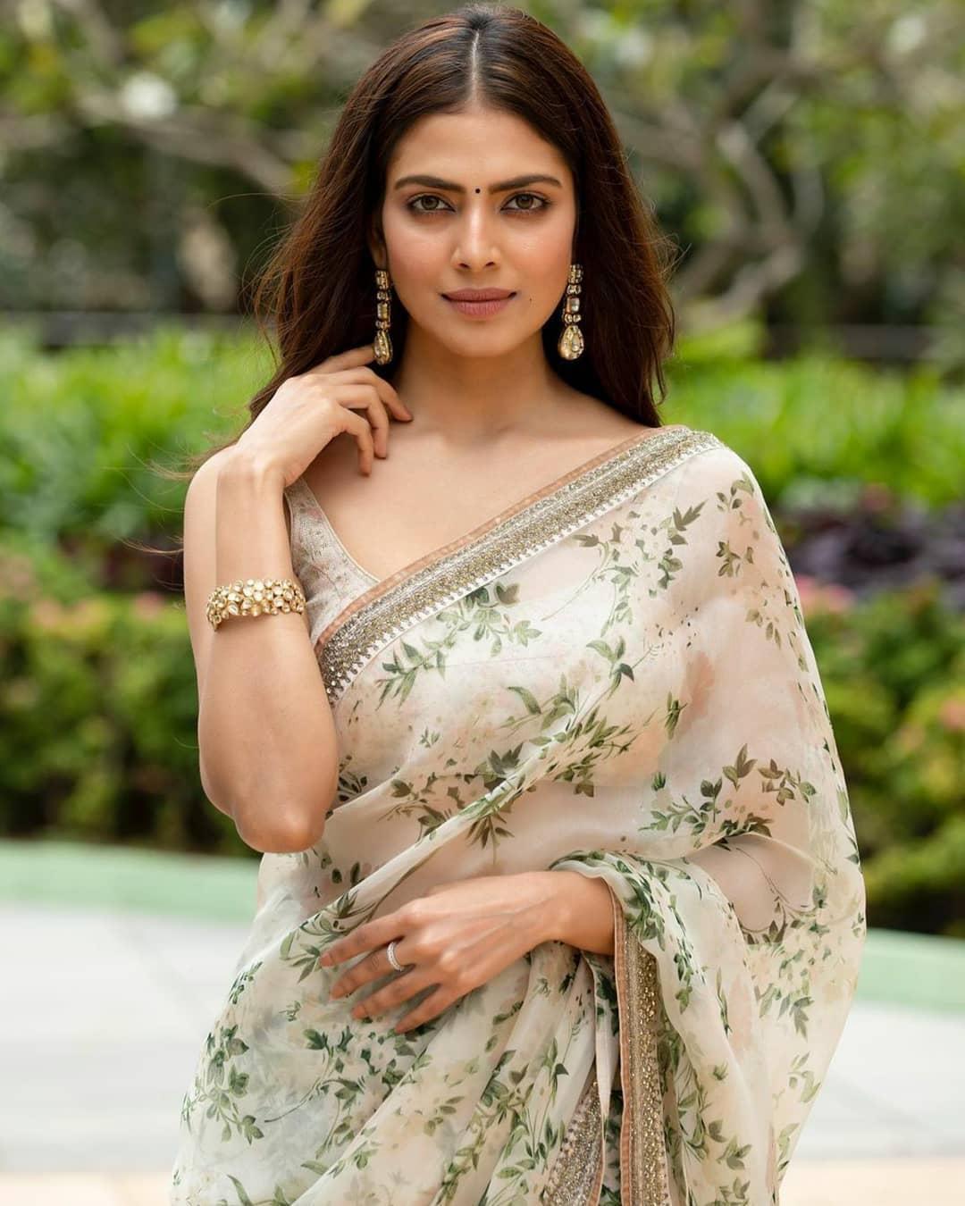 Tamil film Master movie heroine Malavika Mohanan looking beautiful photos in saree