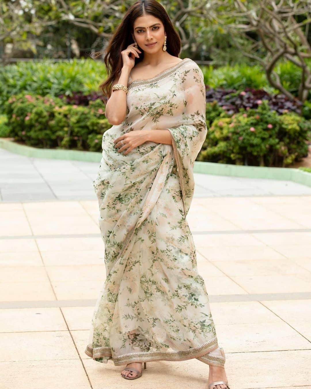 Tamil film Master movie heroine Malavika Mohanan looking hot photos in saree