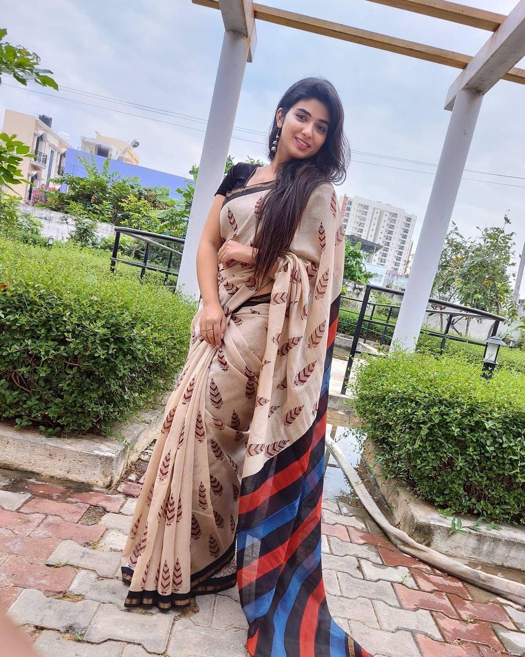 Pragya Nagra looking very glamorous photos in saree