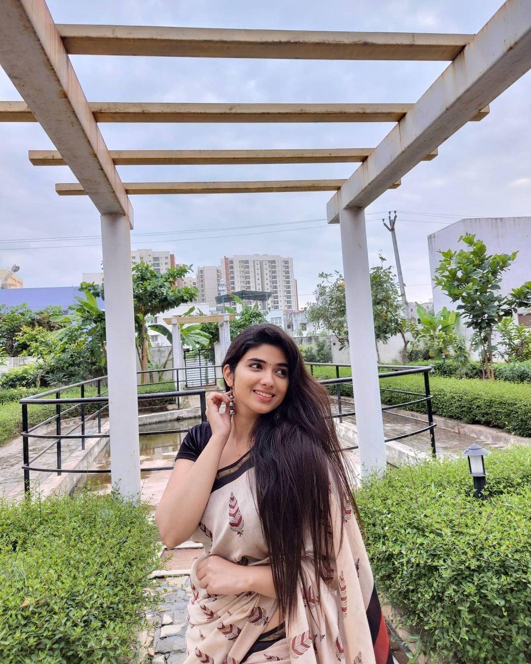 Pragya Nagra looking very glamorous photos in saree