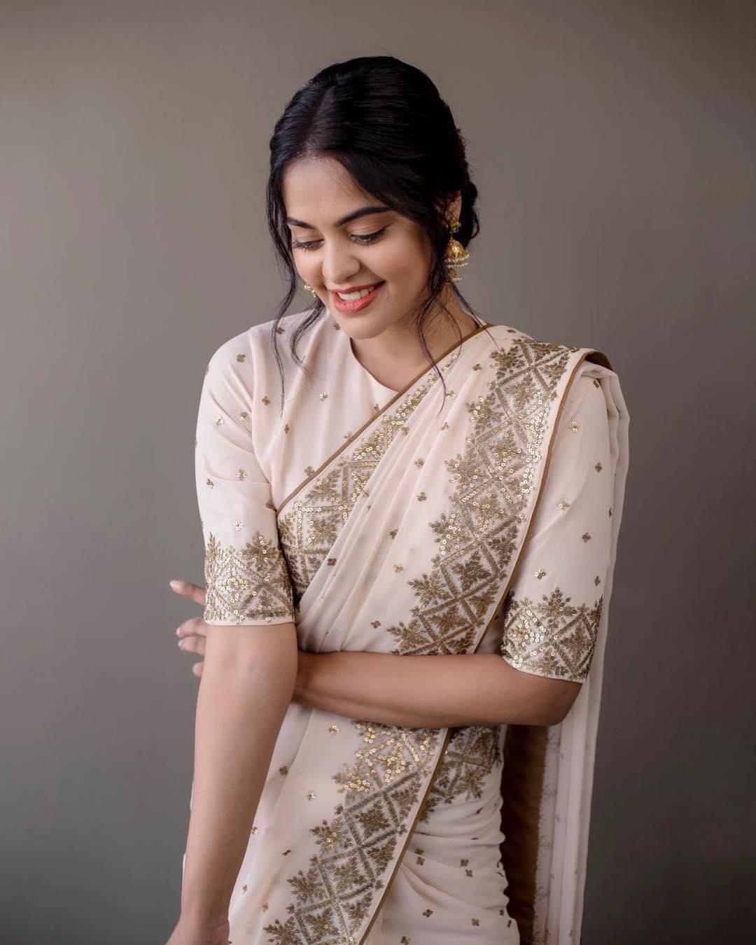 Tamil actress hot photos | Bindu Madhavi looking very glamorous and sexy photoshoot