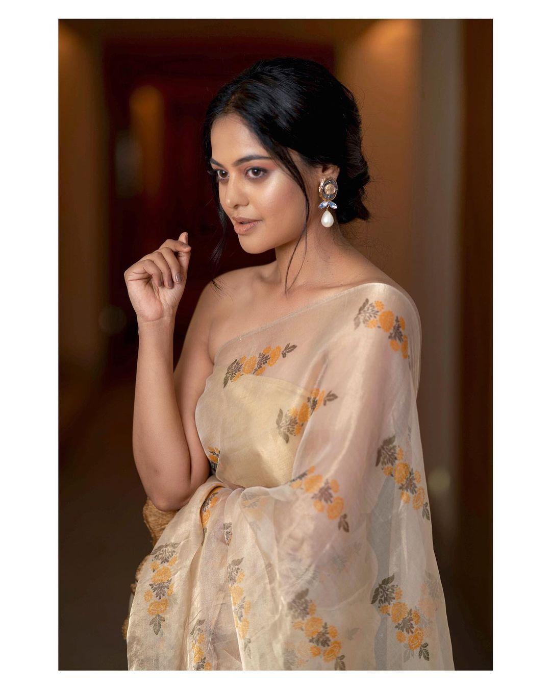 Tamil actress hot photos | Bindu Madhavi looking very glamorous photos