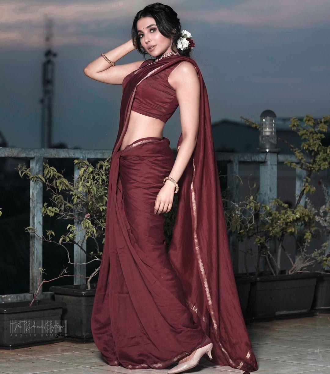 Actress saree hot photos | Parvati Nair looking very glamorous and sexy photoshoot