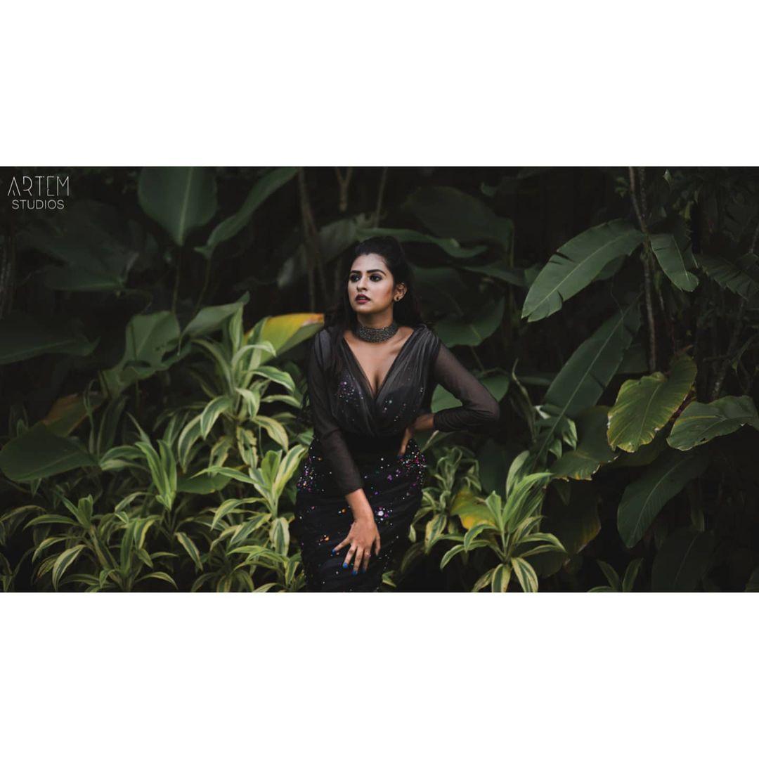 Exposing hot photoshoot | Parvathy arun exposing cleavage photos gallery