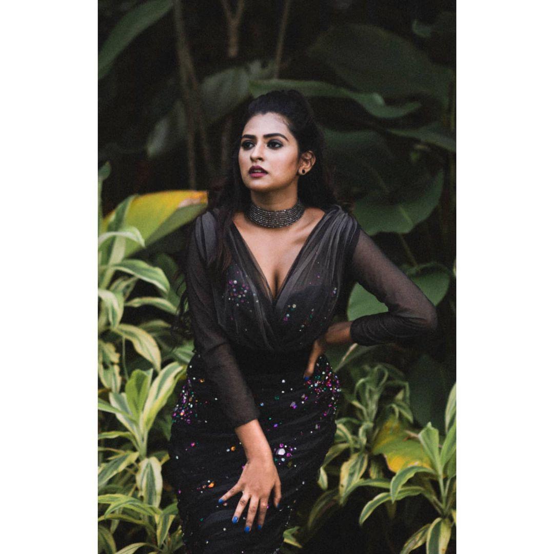 Exposing hot photoshoot | Parvathy arun hot and sexy cleavage photo gallery