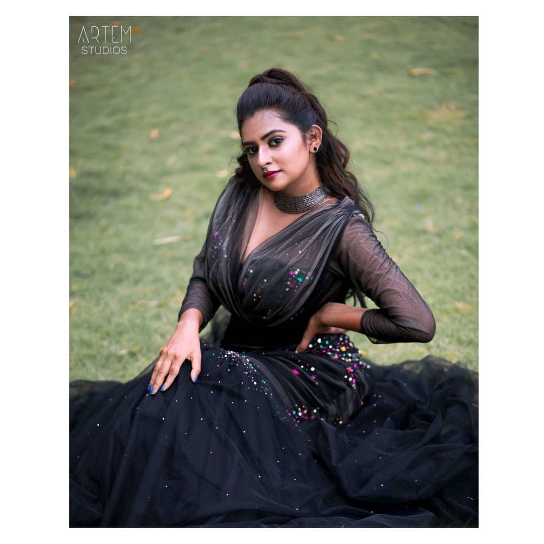 Exposing hot photoshoot | Parvathy arun showing cleavage photo gallery