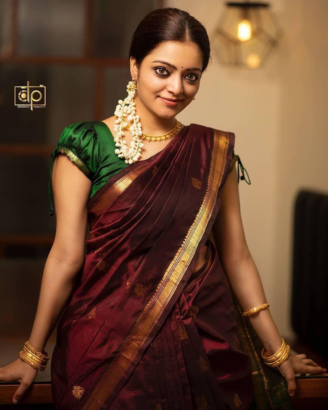 Saree hot photos gallery| Janani Iyer looking very glamorous photos gallery