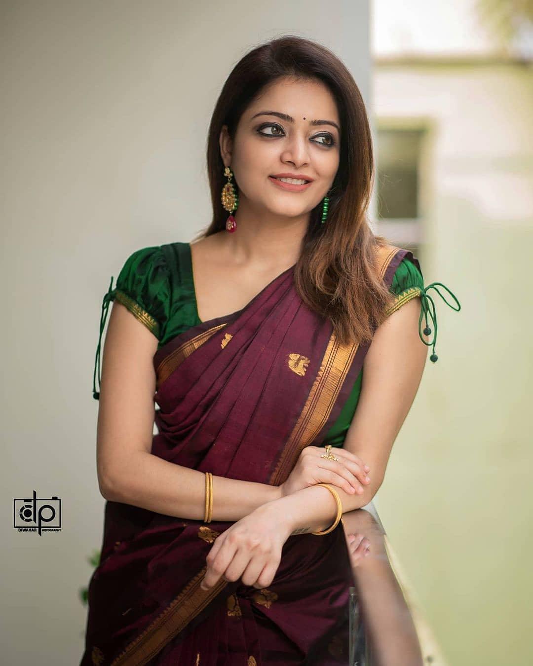 Saree hot photos gallery| Janani Iyer sexy hot stills