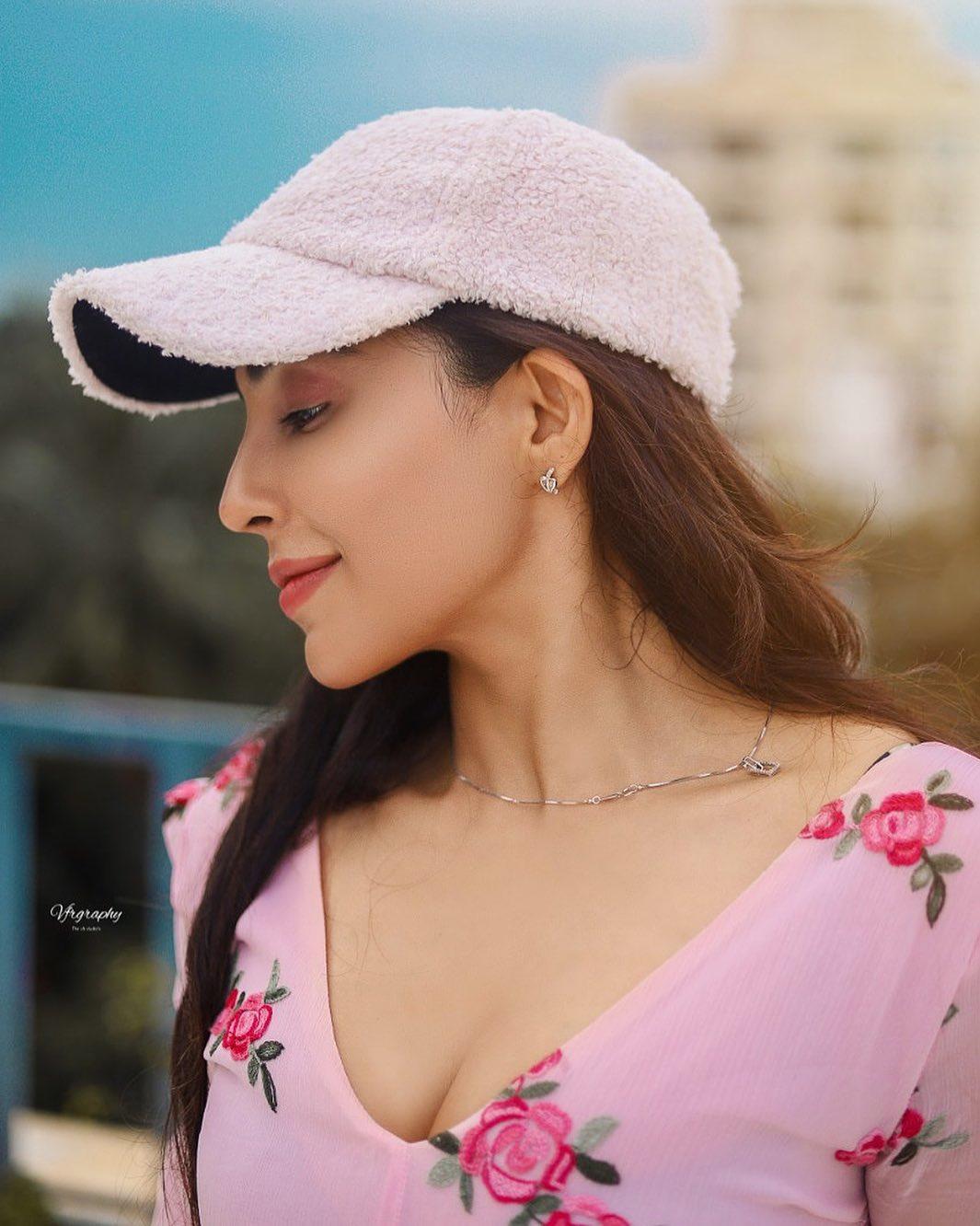 South indian actress Parvati Nair latest sexy hot stills